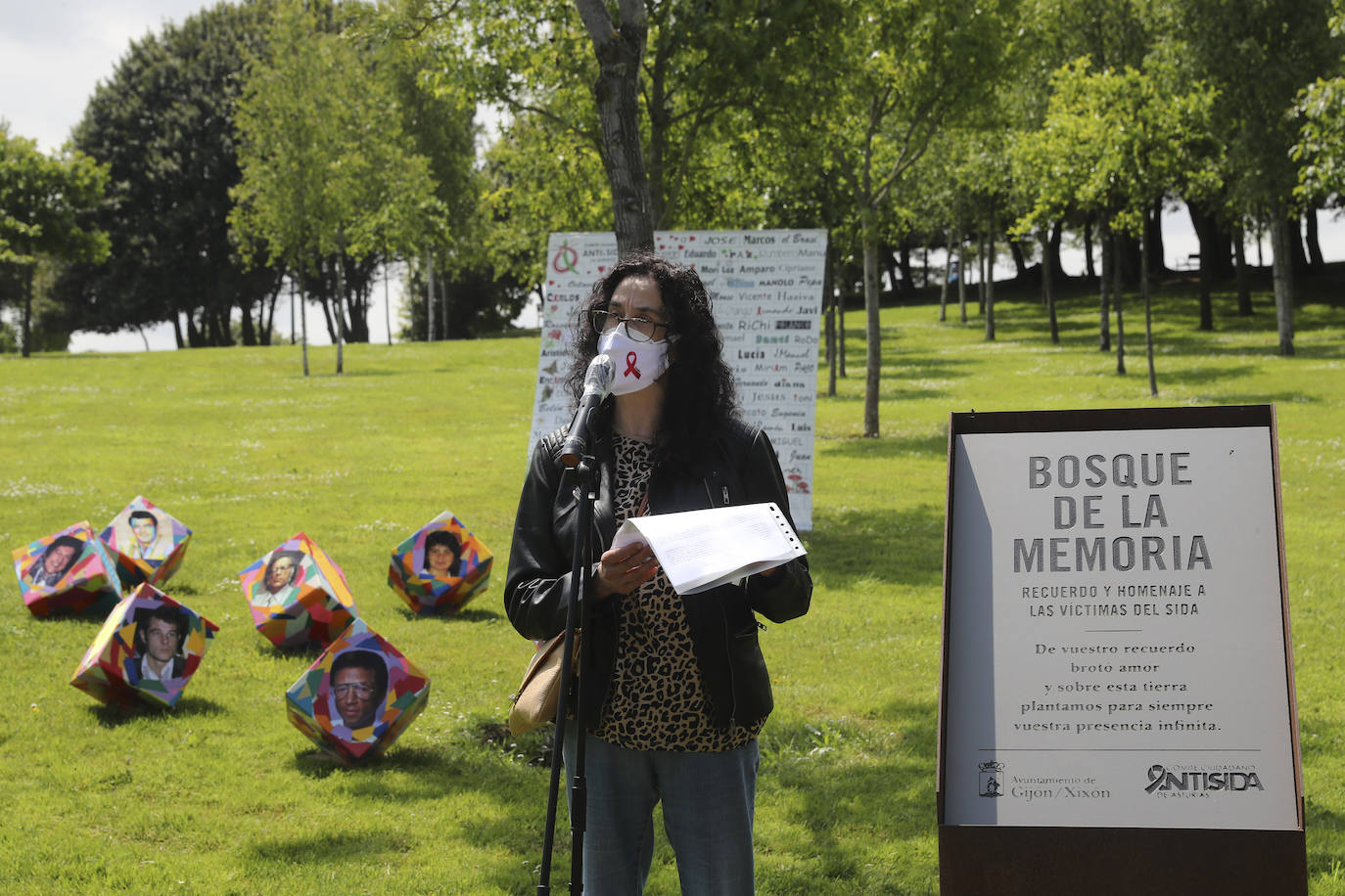 El memorial del sida en el Bosque de la Memoria de Los Pericones homenajeó a las víctimas de un enfermedad que necesita del reciclaje de los profesionales para entender su comportamiento en la actualidad.
