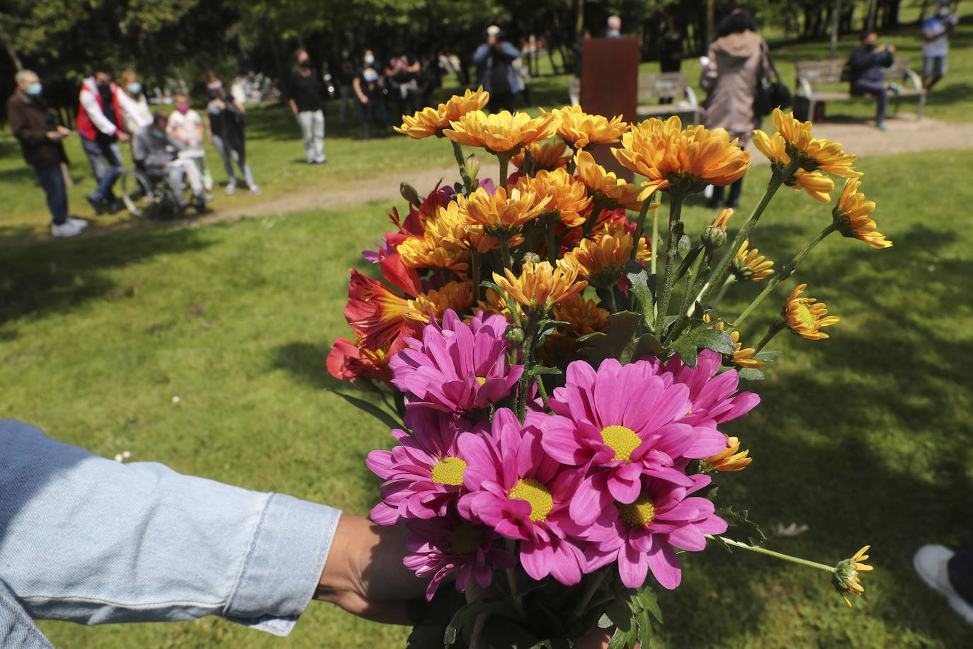 El memorial del sida en el Bosque de la Memoria de Los Pericones homenajeó a las víctimas de un enfermedad que necesita del reciclaje de los profesionales para entender su comportamiento en la actualidad.
