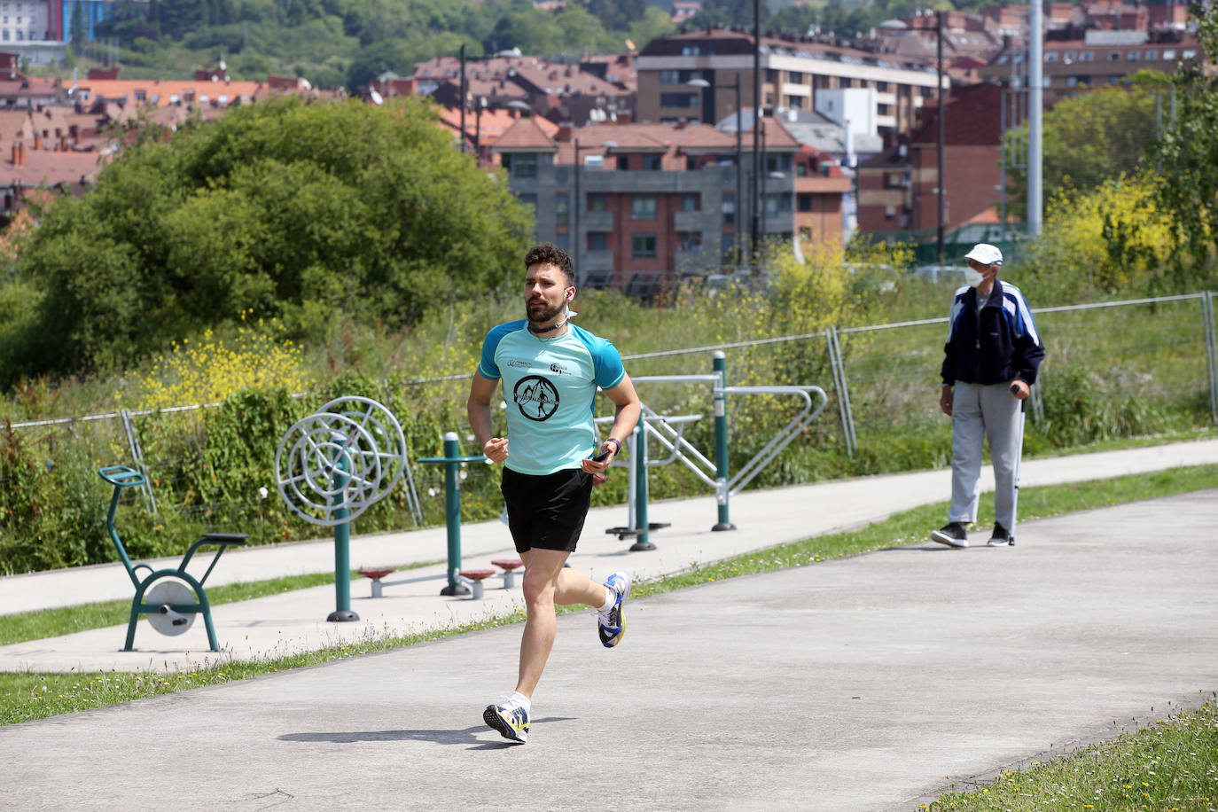 El calor y el buen tiempo ha animado a los asturianos a salir y disfrutar de las playas y de las terrazas en este último domingo de mayo en el que se han superado los 24 grados en varios puntos de la región 