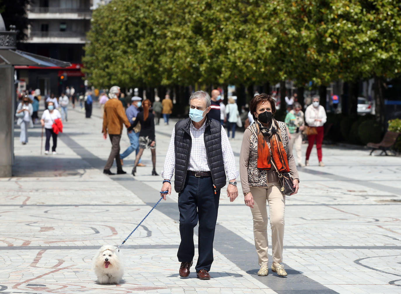 El calor y el buen tiempo ha animado a los asturianos a salir y disfrutar de las playas y de las terrazas en este último domingo de mayo en el que se han superado los 24 grados en varios puntos de la región 