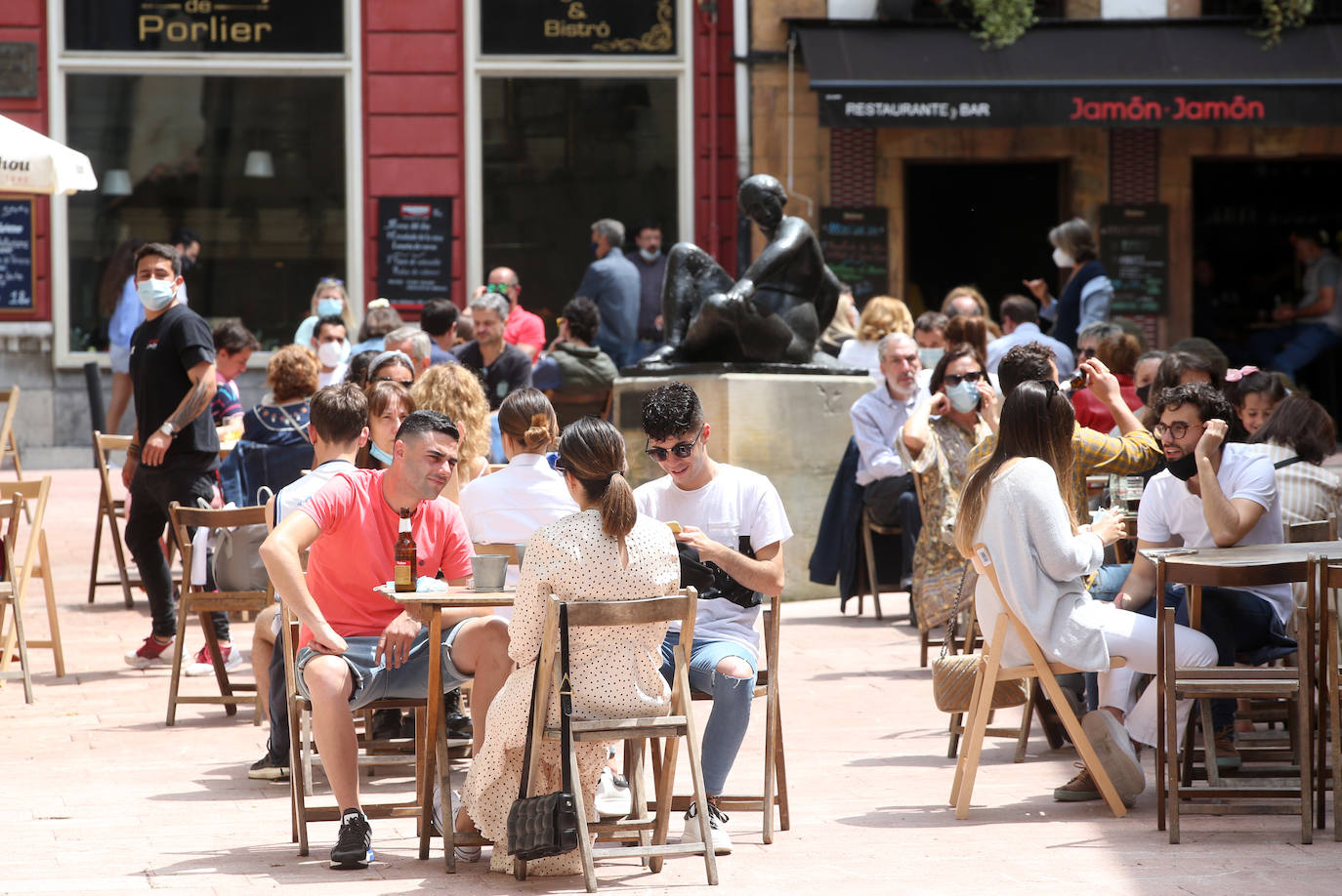 El calor y el buen tiempo ha animado a los asturianos a salir y disfrutar de las playas y de las terrazas en este último domingo de mayo en el que se han superado los 24 grados en varios puntos de la región 