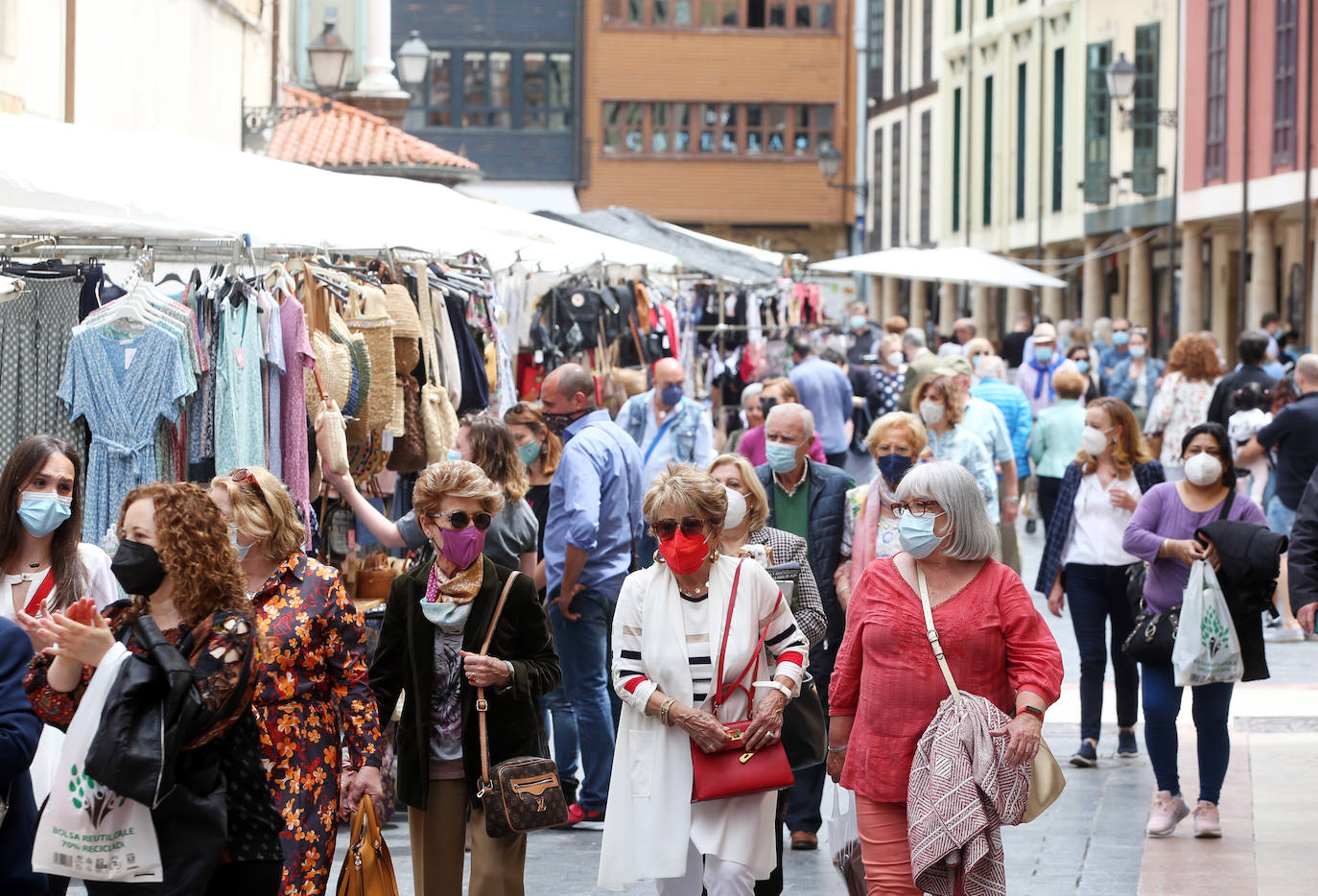 El calor y el buen tiempo ha animado a los asturianos a salir y disfrutar de las playas y de las terrazas en este último domingo de mayo en el que se han superado los 24 grados en varios puntos de la región 