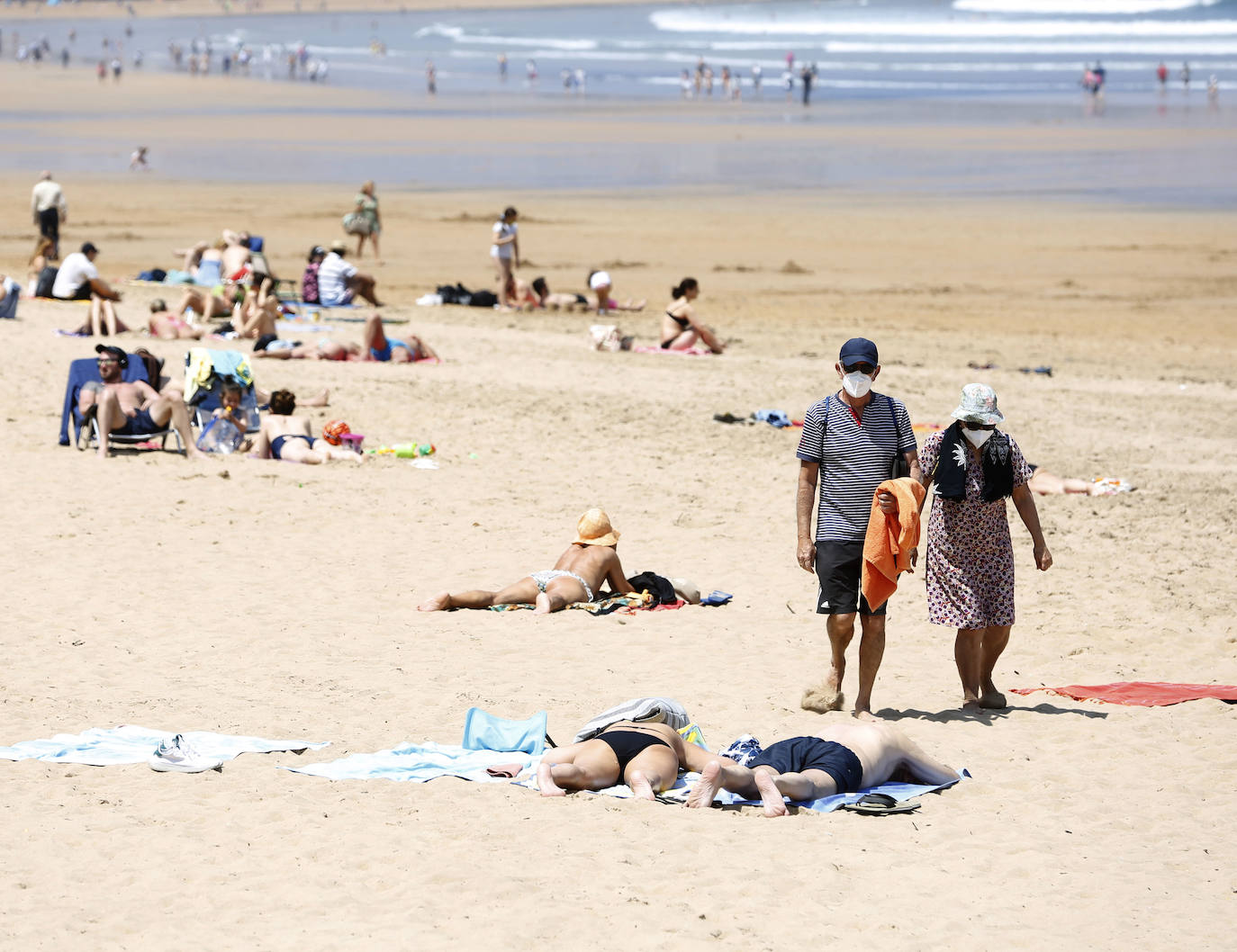 El calor y el buen tiempo ha animado a los asturianos a salir y disfrutar de las playas y de las terrazas en este último domingo de mayo en el que se han superado los 24 grados en varios puntos de la región 