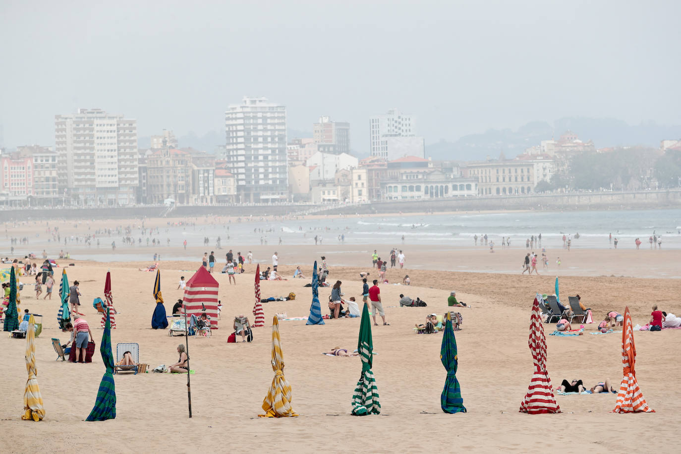 Este verano en el arenal gijonés no habrá ni casetas ni hamacas. La playa de San Lorenzo no contará un año más con estos tradicionales vestuarios que forman parte de la fisonomía de la playa desde que las generaciones pasadas y presentes tienen memoria. Si bien nacieron con la idea de constituir un pudoroso vestuario, enseguida los usuarios hicieron de ellas un verdadero club social y en la actualidad se han convertido en un referente turístico del verano gijonés. 