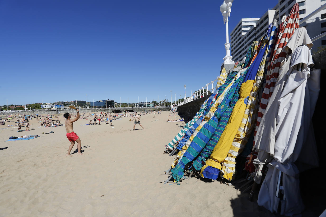 Este verano en el arenal gijonés no habrá ni casetas ni hamacas. La playa de San Lorenzo no contará un año más con estos tradicionales vestuarios que forman parte de la fisonomía de la playa desde que las generaciones pasadas y presentes tienen memoria. Si bien nacieron con la idea de constituir un pudoroso vestuario, enseguida los usuarios hicieron de ellas un verdadero club social y en la actualidad se han convertido en un referente turístico del verano gijonés. 