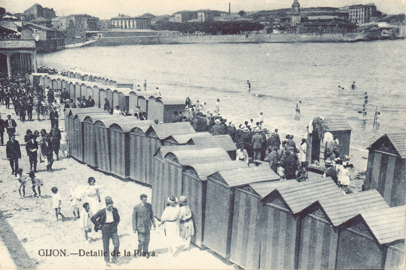 Este verano en el arenal gijonés no habrá ni casetas ni hamacas. La playa de San Lorenzo no contará un año más con estos tradicionales vestuarios que forman parte de la fisonomía de la playa desde que las generaciones pasadas y presentes tienen memoria. Si bien nacieron con la idea de constituir un pudoroso vestuario, enseguida los usuarios hicieron de ellas un verdadero club social y en la actualidad se han convertido en un referente turístico del verano gijonés. 