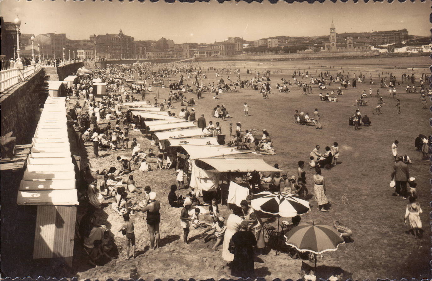 Este verano en el arenal gijonés no habrá ni casetas ni hamacas. La playa de San Lorenzo no contará un año más con estos tradicionales vestuarios que forman parte de la fisonomía de la playa desde que las generaciones pasadas y presentes tienen memoria. Si bien nacieron con la idea de constituir un pudoroso vestuario, enseguida los usuarios hicieron de ellas un verdadero club social y en la actualidad se han convertido en un referente turístico del verano gijonés. 