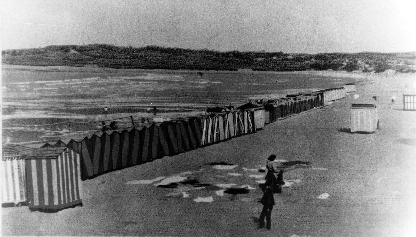 Este verano en el arenal gijonés no habrá ni casetas ni hamacas. La playa de San Lorenzo no contará un año más con estos tradicionales vestuarios que forman parte de la fisonomía de la playa desde que las generaciones pasadas y presentes tienen memoria. Si bien nacieron con la idea de constituir un pudoroso vestuario, enseguida los usuarios hicieron de ellas un verdadero club social y en la actualidad se han convertido en un referente turístico del verano gijonés. 