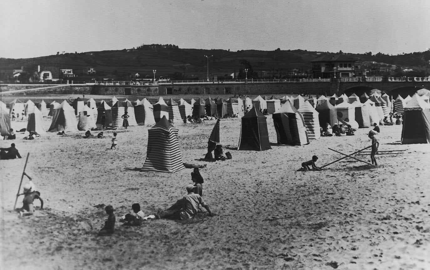 Este verano en el arenal gijonés no habrá ni casetas ni hamacas. La playa de San Lorenzo no contará un año más con estos tradicionales vestuarios que forman parte de la fisonomía de la playa desde que las generaciones pasadas y presentes tienen memoria. Si bien nacieron con la idea de constituir un pudoroso vestuario, enseguida los usuarios hicieron de ellas un verdadero club social y en la actualidad se han convertido en un referente turístico del verano gijonés. 