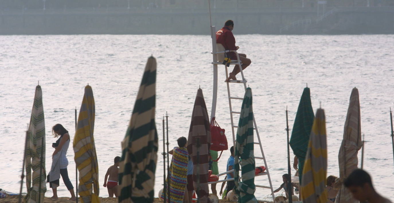 Este verano en el arenal gijonés no habrá ni casetas ni hamacas. La playa de San Lorenzo no contará un año más con estos tradicionales vestuarios que forman parte de la fisonomía de la playa desde que las generaciones pasadas y presentes tienen memoria. Si bien nacieron con la idea de constituir un pudoroso vestuario, enseguida los usuarios hicieron de ellas un verdadero club social y en la actualidad se han convertido en un referente turístico del verano gijonés. 
