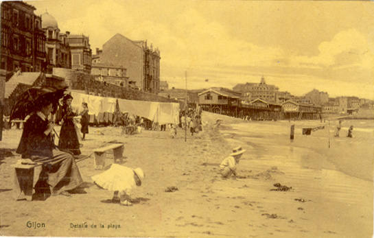 Este verano en el arenal gijonés no habrá ni casetas ni hamacas. La playa de San Lorenzo no contará un año más con estos tradicionales vestuarios que forman parte de la fisonomía de la playa desde que las generaciones pasadas y presentes tienen memoria. Si bien nacieron con la idea de constituir un pudoroso vestuario, enseguida los usuarios hicieron de ellas un verdadero club social y en la actualidad se han convertido en un referente turístico del verano gijonés. 