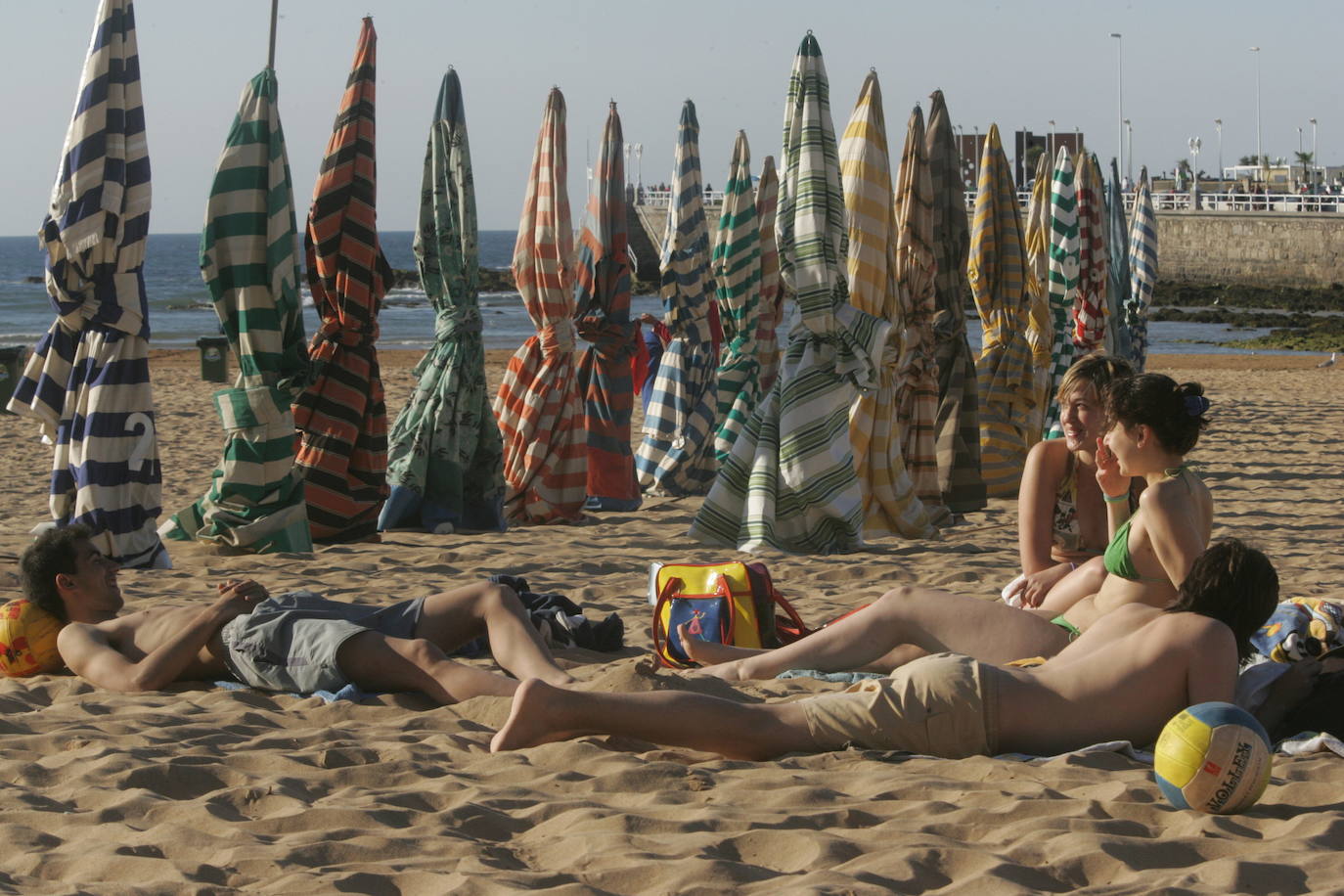 Este verano en el arenal gijonés no habrá ni casetas ni hamacas. La playa de San Lorenzo no contará un año más con estos tradicionales vestuarios que forman parte de la fisonomía de la playa desde que las generaciones pasadas y presentes tienen memoria. Si bien nacieron con la idea de constituir un pudoroso vestuario, enseguida los usuarios hicieron de ellas un verdadero club social y en la actualidad se han convertido en un referente turístico del verano gijonés. 