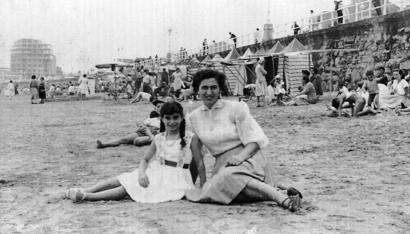 Este verano en el arenal gijonés no habrá ni casetas ni hamacas. La playa de San Lorenzo no contará un año más con estos tradicionales vestuarios que forman parte de la fisonomía de la playa desde que las generaciones pasadas y presentes tienen memoria. Si bien nacieron con la idea de constituir un pudoroso vestuario, enseguida los usuarios hicieron de ellas un verdadero club social y en la actualidad se han convertido en un referente turístico del verano gijonés. 