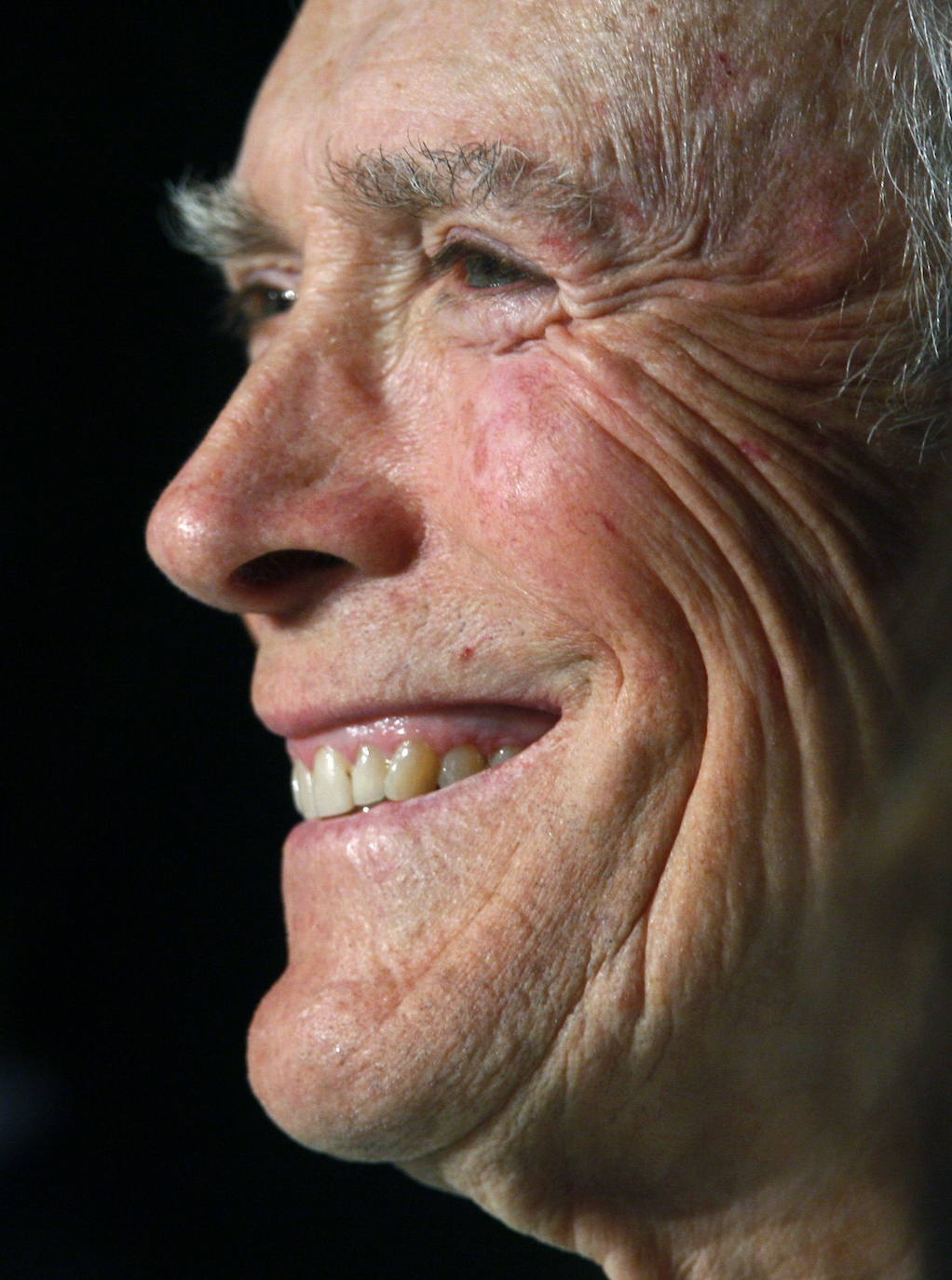 La trayectoria vital de Clint Eastwood refleja el valor de la madurez. A sus 91 años, que festeja hoy 31 de mayo, permanece en activo y alumbra, al aplauso de la crítica, producciones cinematográficas que llevan al americano anodino a la gran pantalla convertido en protagonista de sus films. Sus trabajos frente a la cámara constatan que sus espléndidas dotes de actor se quedan cortas frente a la maestría que exhibe en la dirección. Cinco estatuillas de los Oscar constatan el valor de su trabajo.. 