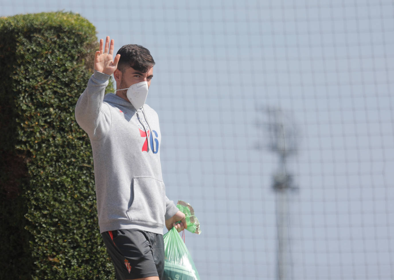 Algunos no volverán a las instalaciones sportinguistas, y otros lo harán el próximo 5 de julio cuando comience la pretemporada. Este lunes ha sido jornada de despedidas entre los integrantes de las filas rojiblancas. 