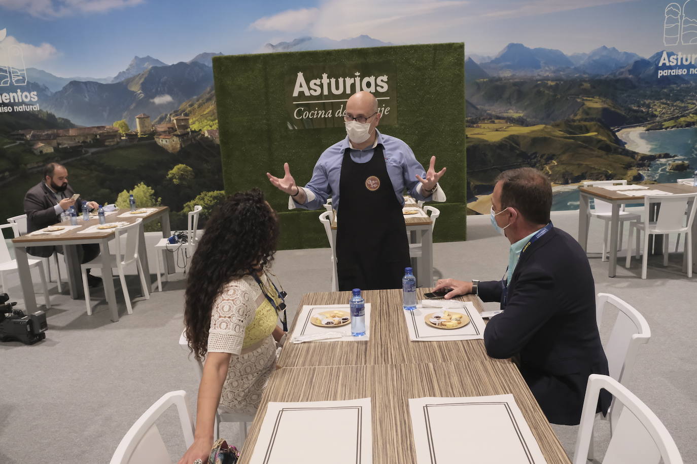 Iñaki Busto se encarga de explicar las virtudes y opciones de Asturias en materia de gastronomía