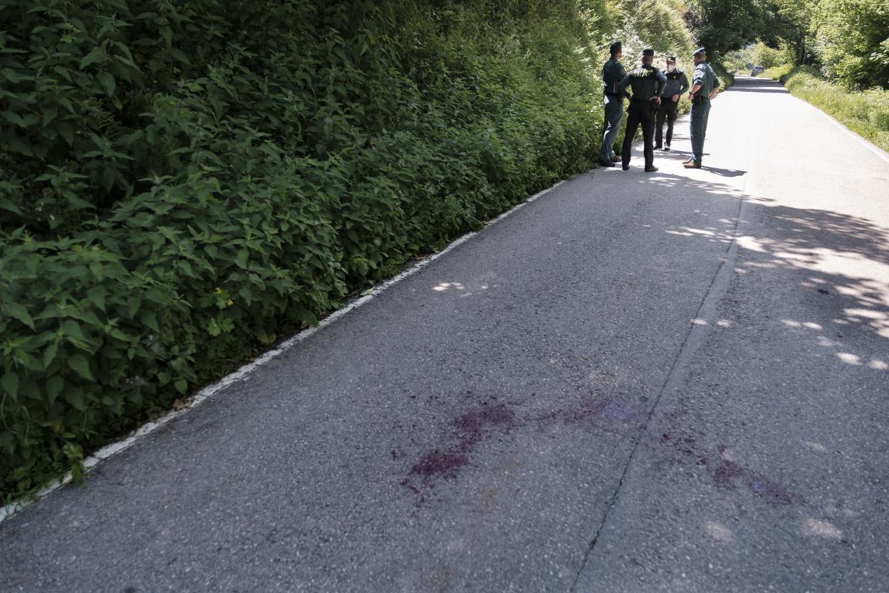 Charco de sangre que quedó en la calzada donde ocurrió el suceso. 