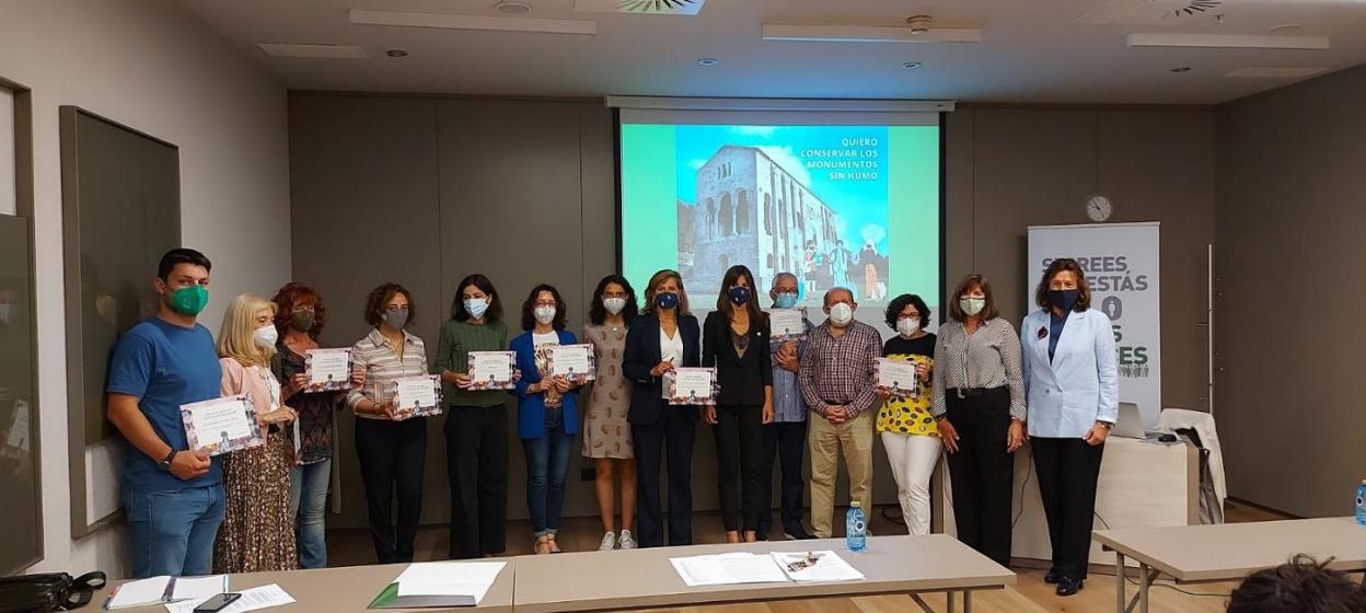 Entrega de diplomas 'Asturias sin humo' organizada ayer por la delegación asturiana de la Asociación Española contra el Cáncer (AECC). 