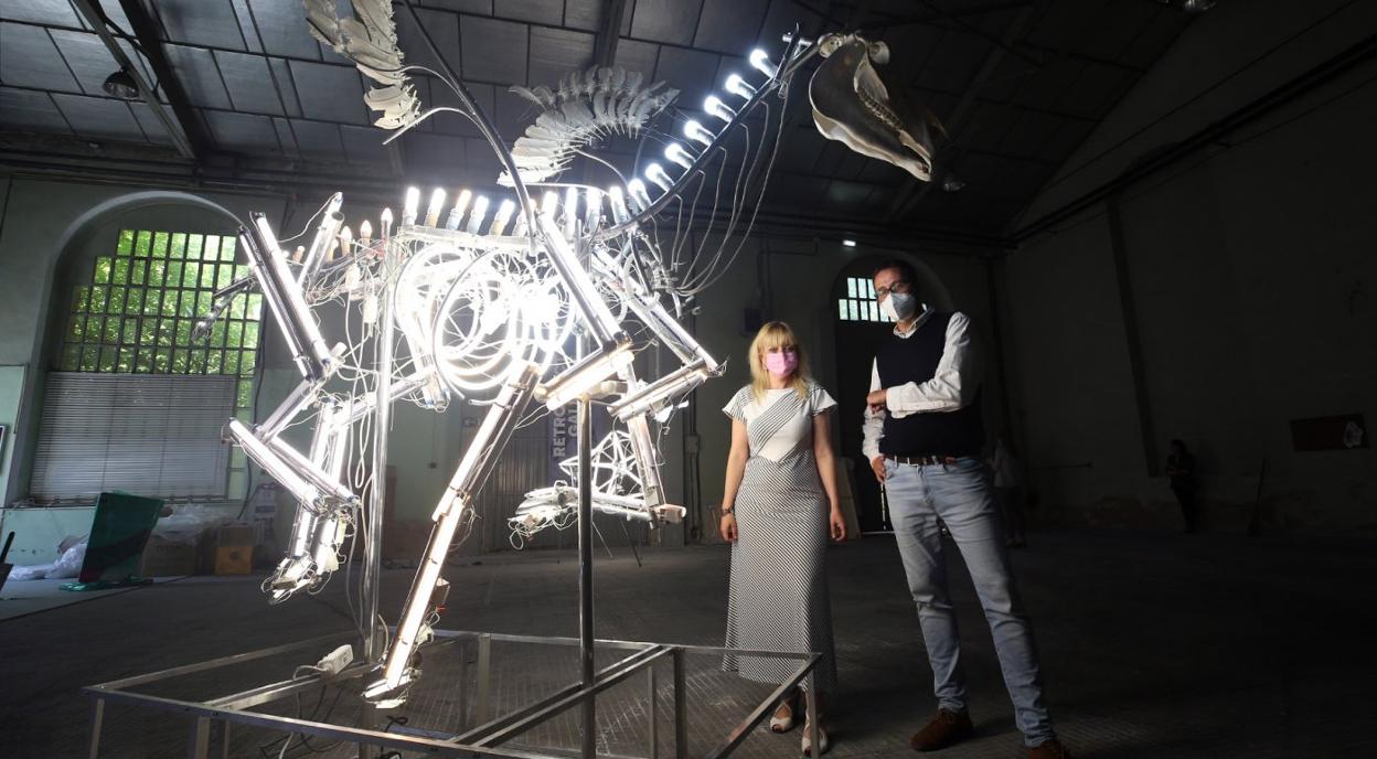 Marta Fermín y José Luis Costillas presentan la programación en la fábrica de armas de La Vega. 