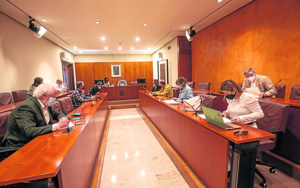 La comisión especial para modificar el reglamento se reunió ayer en el Ayuntamiento. 