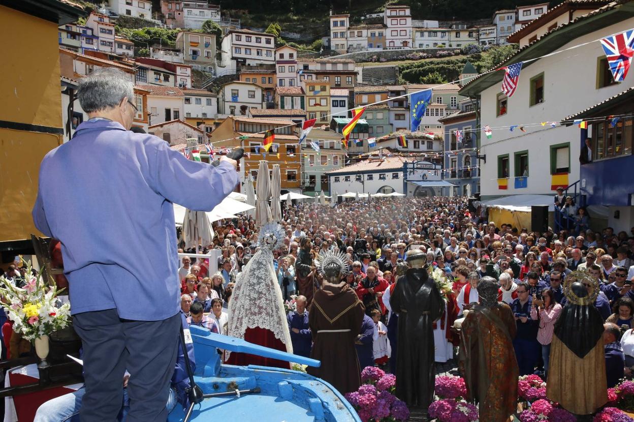 Cudillero, repleto de personas en una edición pasada de L'Amuravela. 