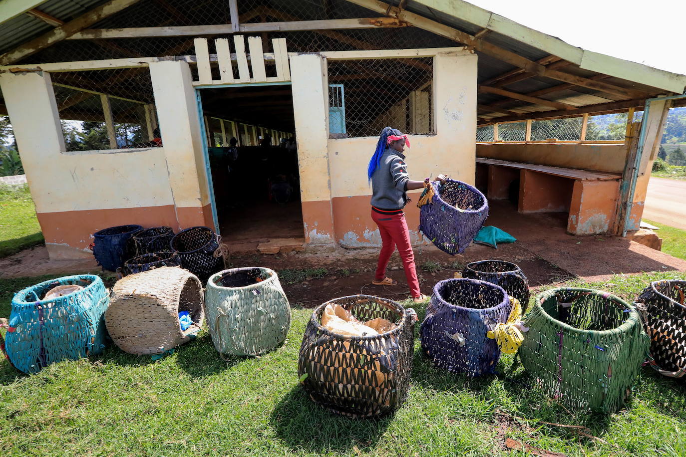 Varias personas recogen hojas de té en una granja para llevarlas a un centro de recolección, en Nyeri (Kenia). Según el Ministerio de Agricultura de Kenia, a pesar de la pandemia, la exportación de té keniano para 2020 aumentó en un 4 por ciento a 518 millones de kilogramos, frente a los 496 millones de kilogramos registrados en 2019