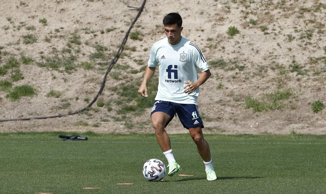 Manu García controla el balón durante el entrenamiento de ayer con la Selección Española Sub 21. 