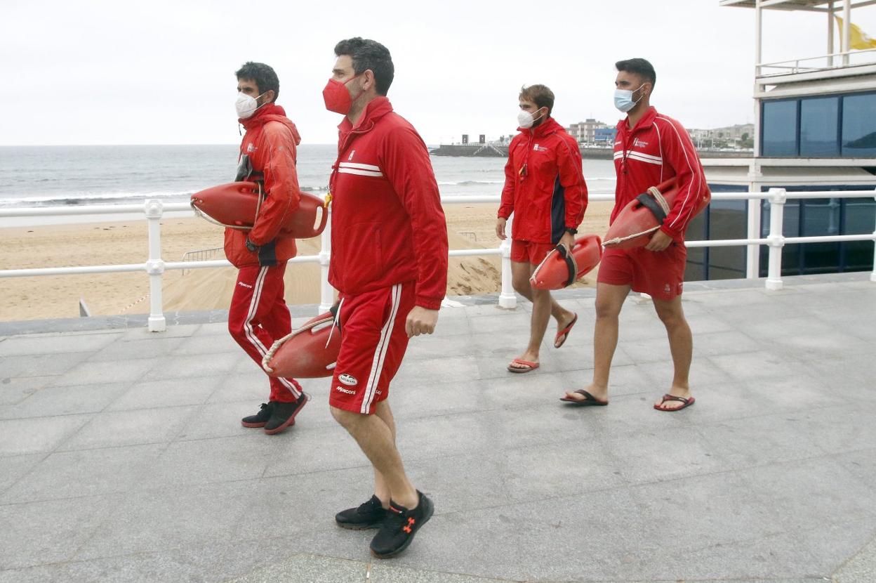 Parte de la plantilla del servicio de salvamento, ante la caseta de la escalera 12. 