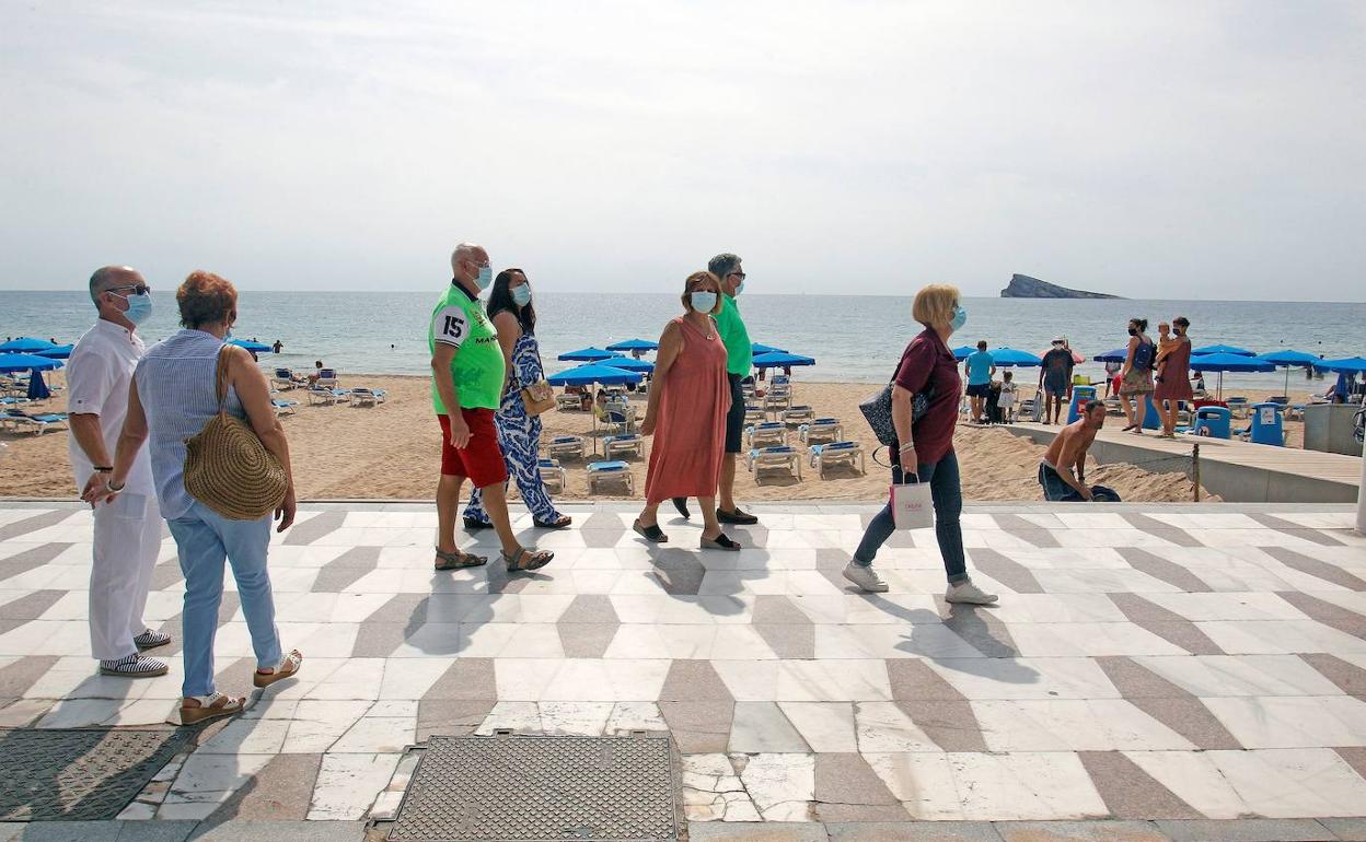 Un grupo de mayores pasea por Benidorm