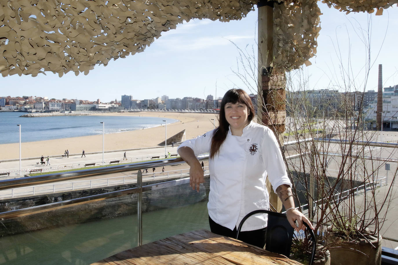 Lara Roguez lleva dos años dirigiendo los fogones del restaurante gijonés Kraken ArtFood