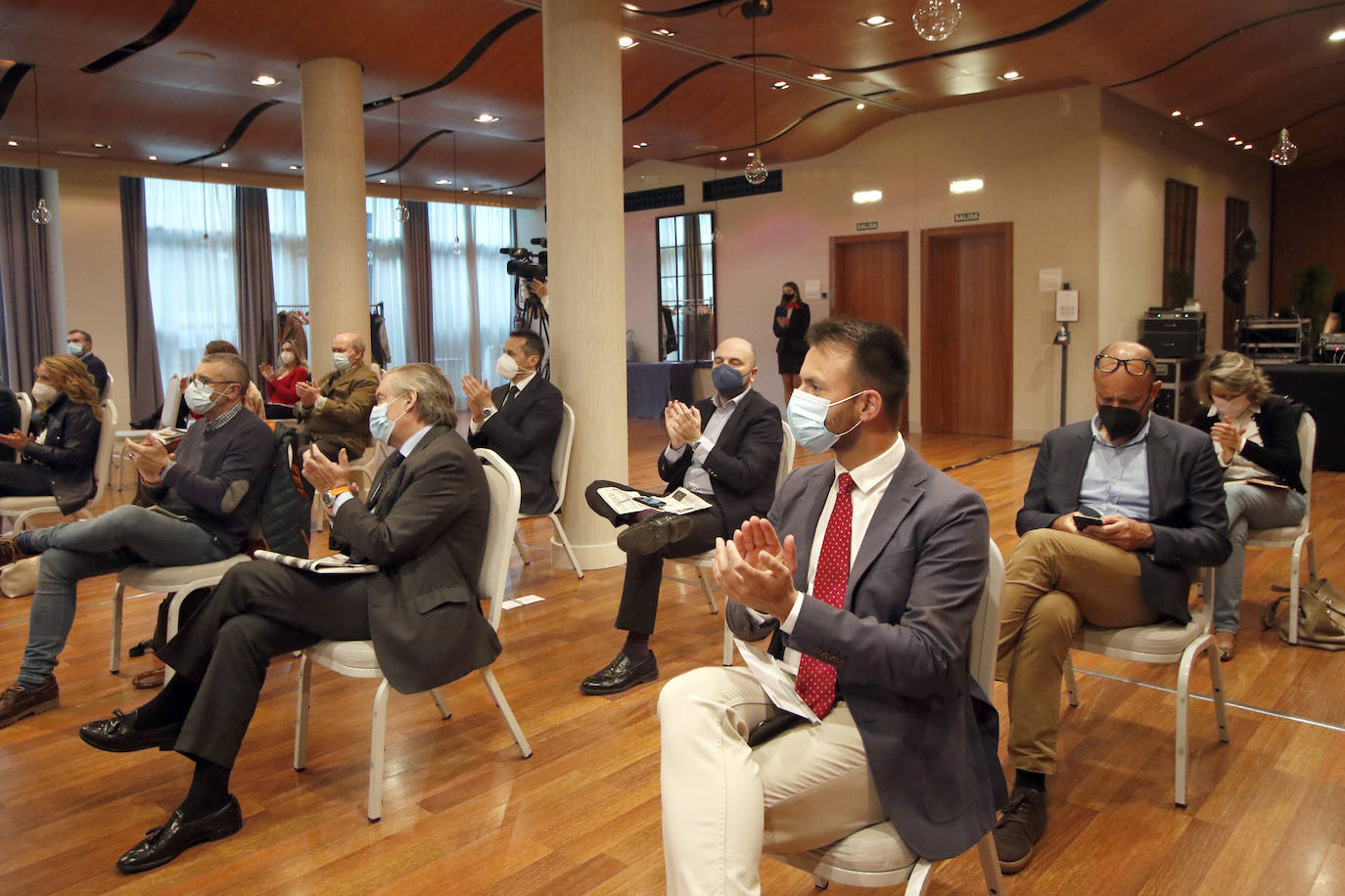 El Fórum de EL COMERCIO, que contó con el patrocinio del Banco Sabadell, analizó este jueves los riesgos y oportunidades del cambio climático. El acto contó con la presencia de Íñigo Losada, catedrático de Ingeniería Hidráulica de la Universidad de Cantabria y director de investigación del Instituto de Hidráulica Ambiental, y de Pablo Junceda, director general de Sabadell Herrero.