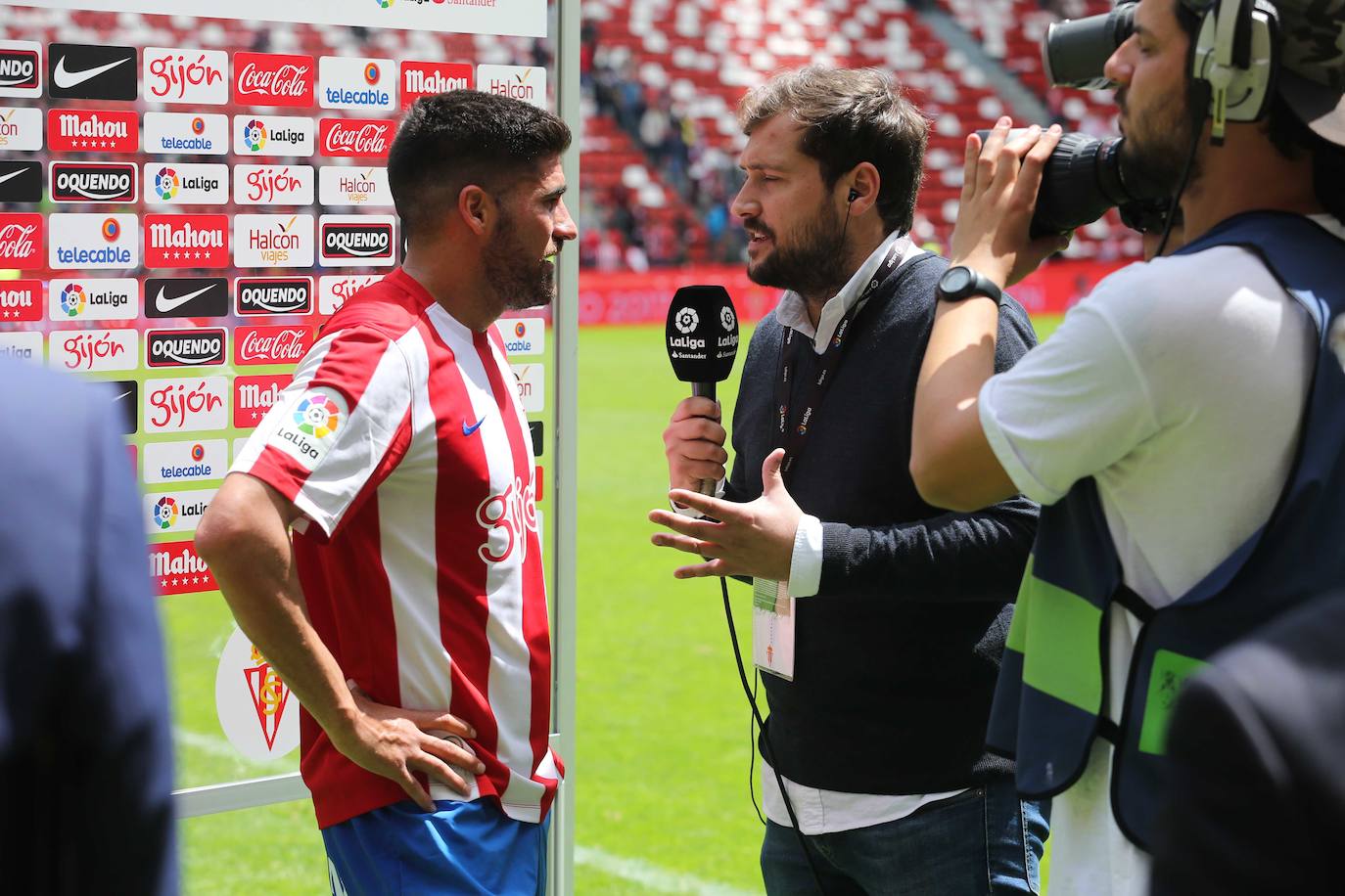 Acompañado de su familia, compañeros y directivos, el capitán Carmona se despidió tras nueve temporadas con la elástica del Sporting. 