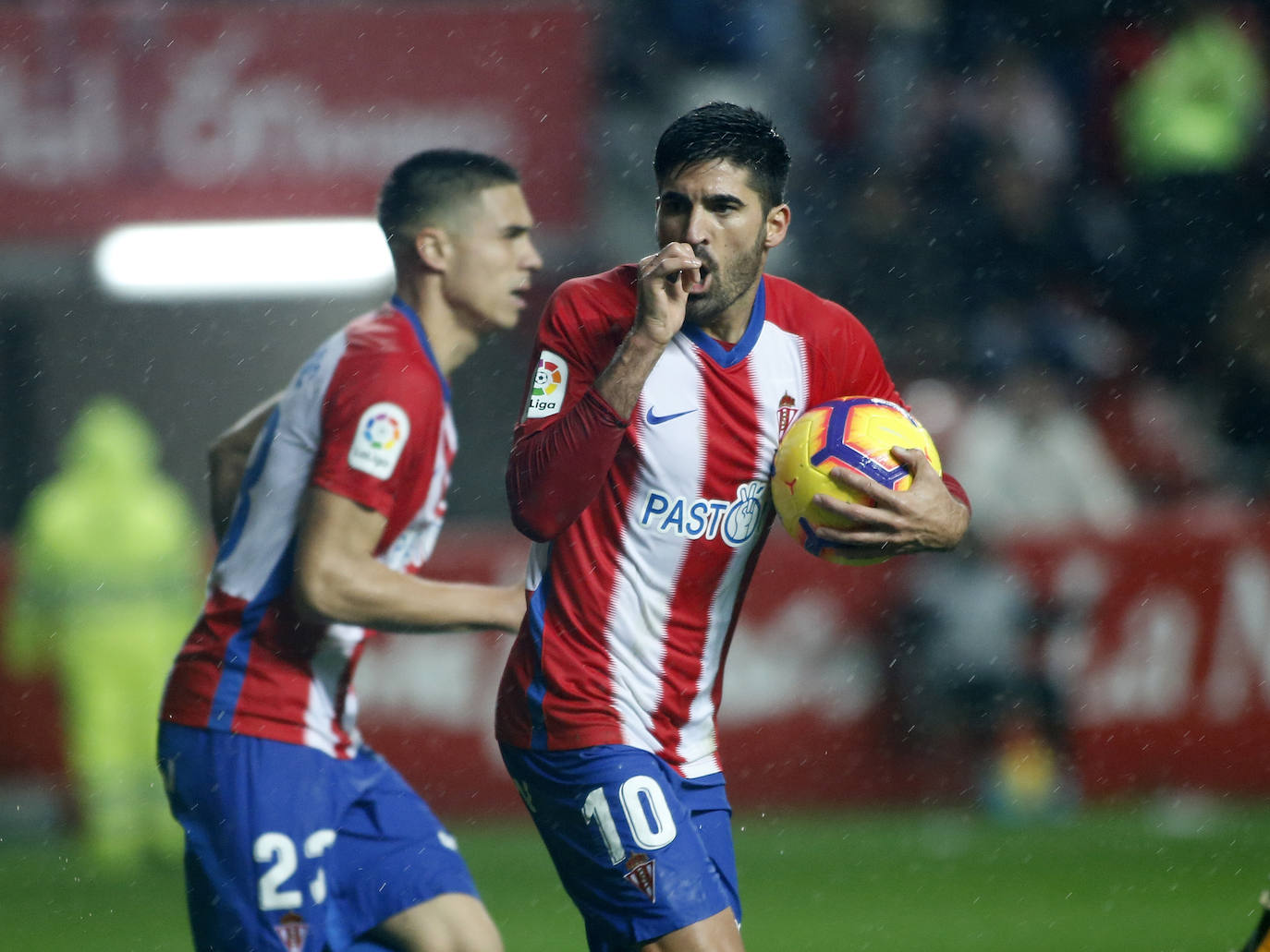 Acompañado de su familia, compañeros y directivos, el capitán Carmona se despidió tras nueve temporadas con la elástica del Sporting. 