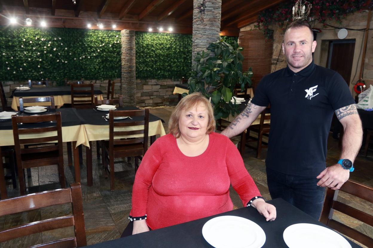Desi, cocinera y alma del local junto a Pochi, en el comedor terraza con su hijo Jose. 