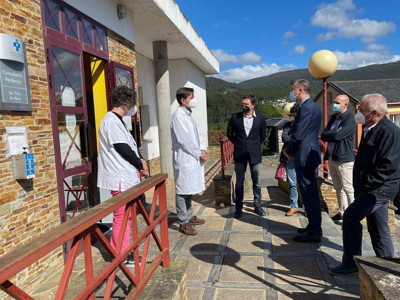 El consejero, este viernes en el consultorio de San Tirso de Abres.