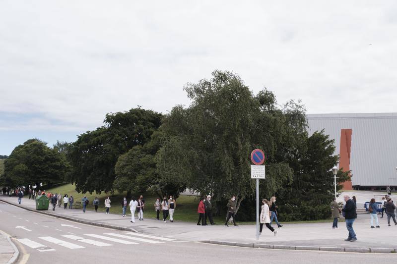 Este viernes volvieron a repetirse las largas colas para vacunarse en el Palacio de Deportes de la Guía.
