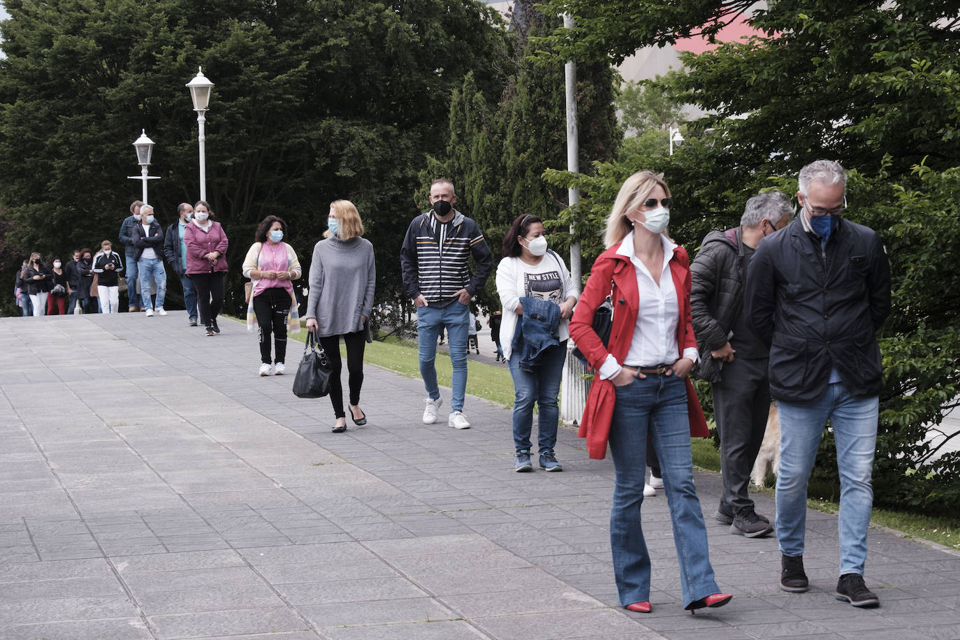 Este viernes volvieron a repetirse las largas colas para vacunarse en el Palacio de Deportes de la Guía.