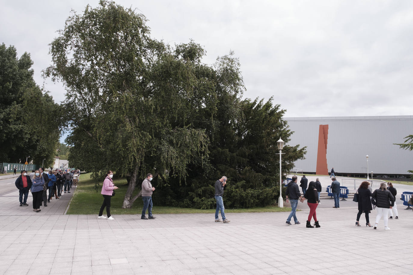 Este viernes volvieron a repetirse las largas colas para vacunarse en el Palacio de Deportes de la Guía.