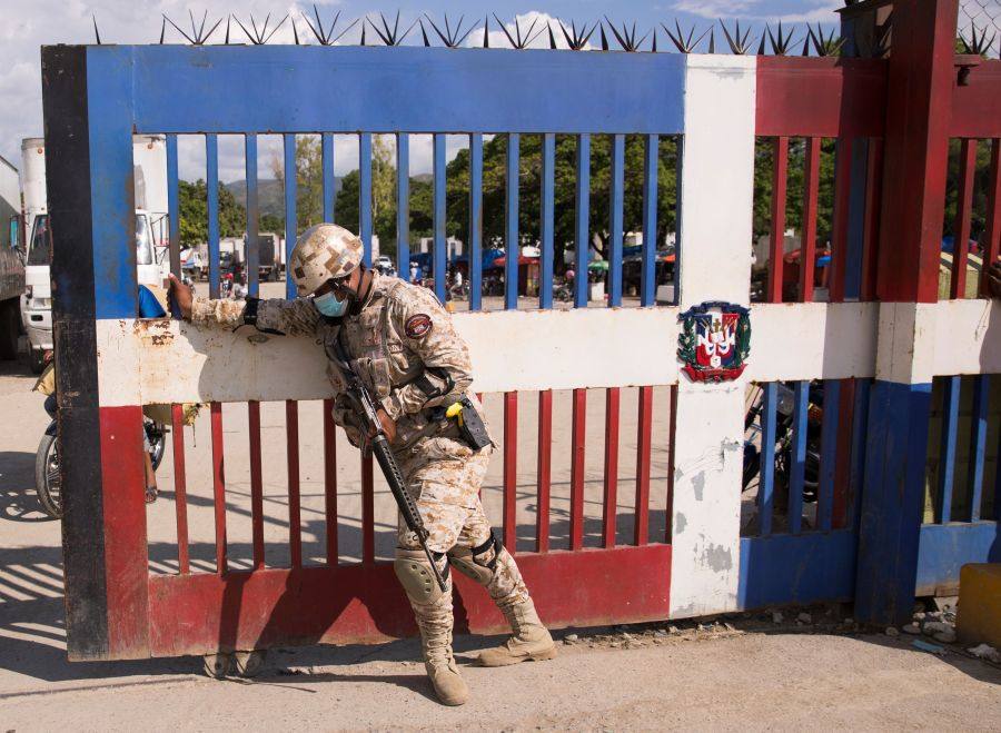 A estos lugares remotos ni siquiera han llegado las noticias sobre la verja que construye República Dominicana para protegerse de los robos, el contrabando y la inmigración irregular, ilegalidades que, al amparo de la corrupción de algunos oficiales, constituyen un problema real en los principales pasos fronterizos de la isla