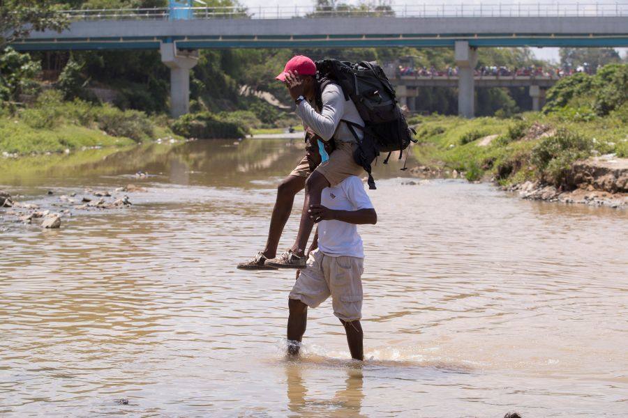 A estos lugares remotos ni siquiera han llegado las noticias sobre la verja que construye República Dominicana para protegerse de los robos, el contrabando y la inmigración irregular, ilegalidades que, al amparo de la corrupción de algunos oficiales, constituyen un problema real en los principales pasos fronterizos de la isla