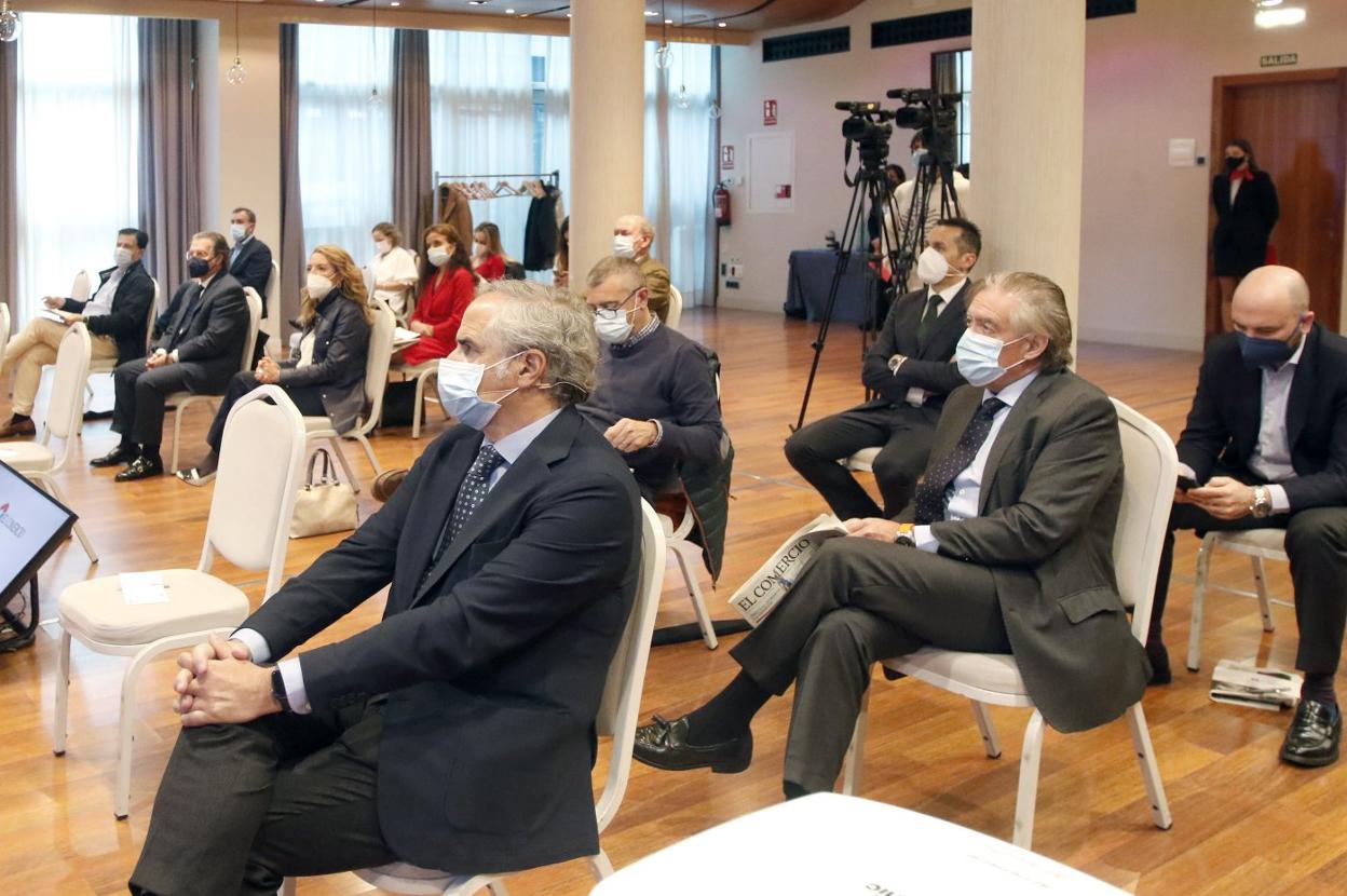 En la imagen de la izquierda, Alfredo Fernandez Santos, director comercial del SabadellHerrero, y Teresa Mallada, presidenta del PP de Asturias. En la foto de la derecha, Alberto López Asenjo (PP de Gijón) y José Carlos Fernández Sarasola (Ciudadanos). 
