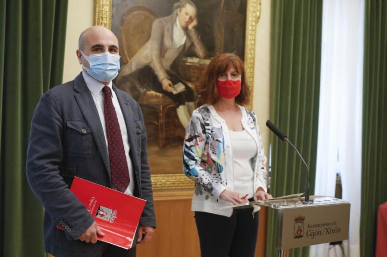 El director general de Urbanismo, Gonzalo Canga, y la concejala Dolores Patón. 