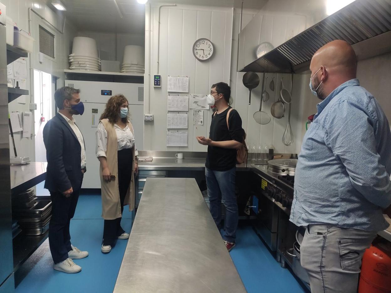 Gerardo Fabián y Begoña López visitan el vivero de empresas. 