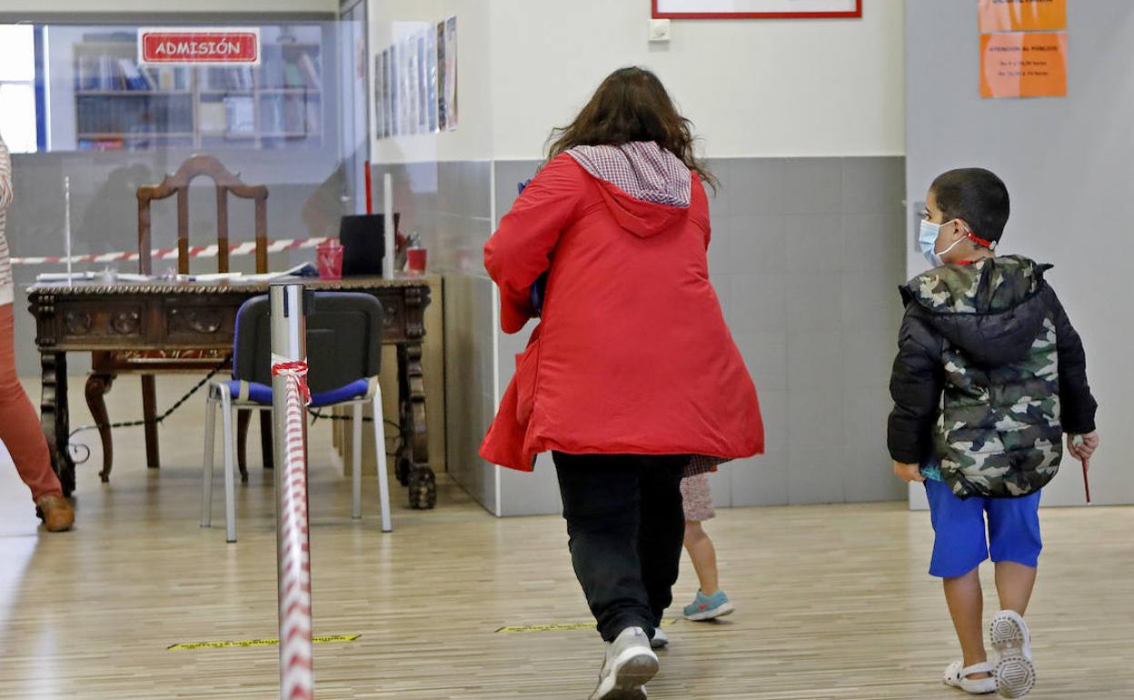 Padres aguardan para realizar los trámites de matriculación de 2020 en el Colegio Público Jovellanos