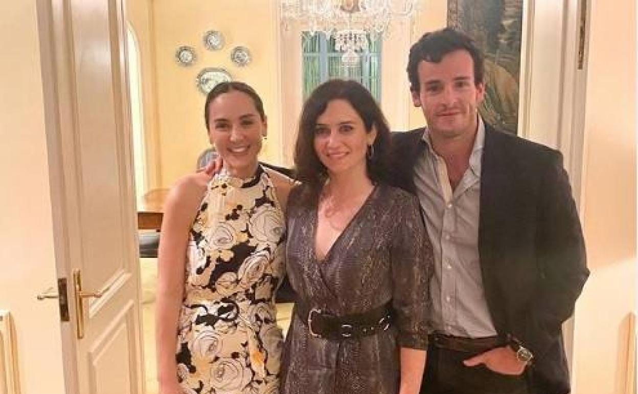 Tamara Falcó, Isabel Díaz Ayuso e Íñigo Onieva, de cena