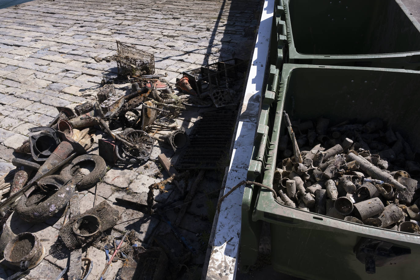 Con motivo del Día Mundial del Medioambiente, una veintena de buzos voluntarios procedió a retirar los residuos del fondo marino de la dársena interior del Puerto Deportivo de Gijón. Llegaron a sacar a tierra baterías, carros de la compra y hasta una bicicleta.