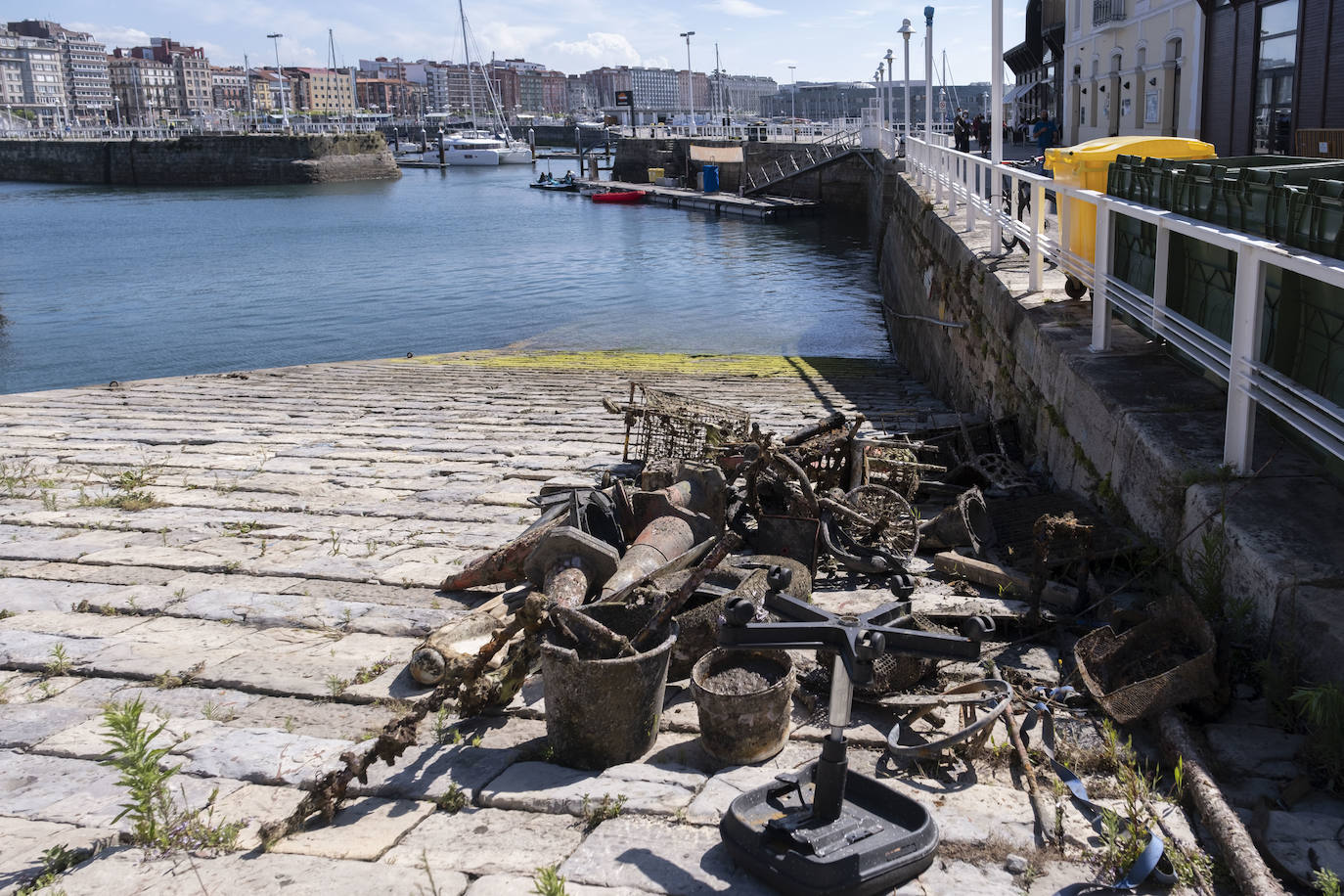 Con motivo del Día Mundial del Medioambiente, una veintena de buzos voluntarios procedió a retirar los residuos del fondo marino de la dársena interior del Puerto Deportivo de Gijón. Llegaron a sacar a tierra baterías, carros de la compra y hasta una bicicleta.