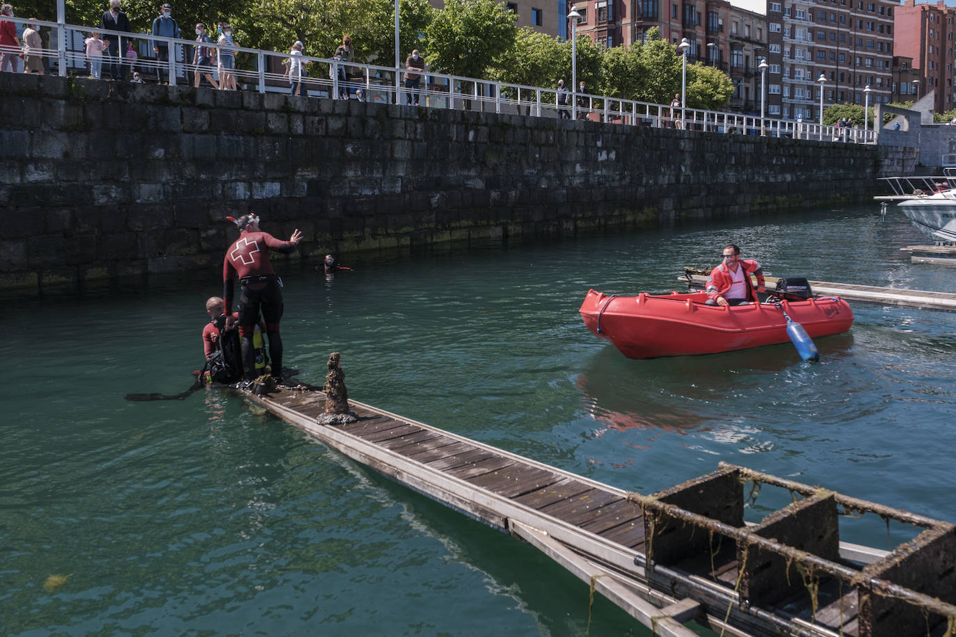 Con motivo del Día Mundial del Medioambiente, una veintena de buzos voluntarios procedió a retirar los residuos del fondo marino de la dársena interior del Puerto Deportivo de Gijón. Llegaron a sacar a tierra baterías, carros de la compra y hasta una bicicleta.