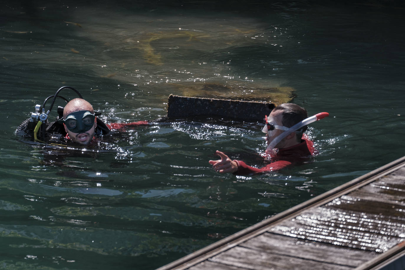 Con motivo del Día Mundial del Medioambiente, una veintena de buzos voluntarios procedió a retirar los residuos del fondo marino de la dársena interior del Puerto Deportivo de Gijón. Llegaron a sacar a tierra baterías, carros de la compra y hasta una bicicleta.