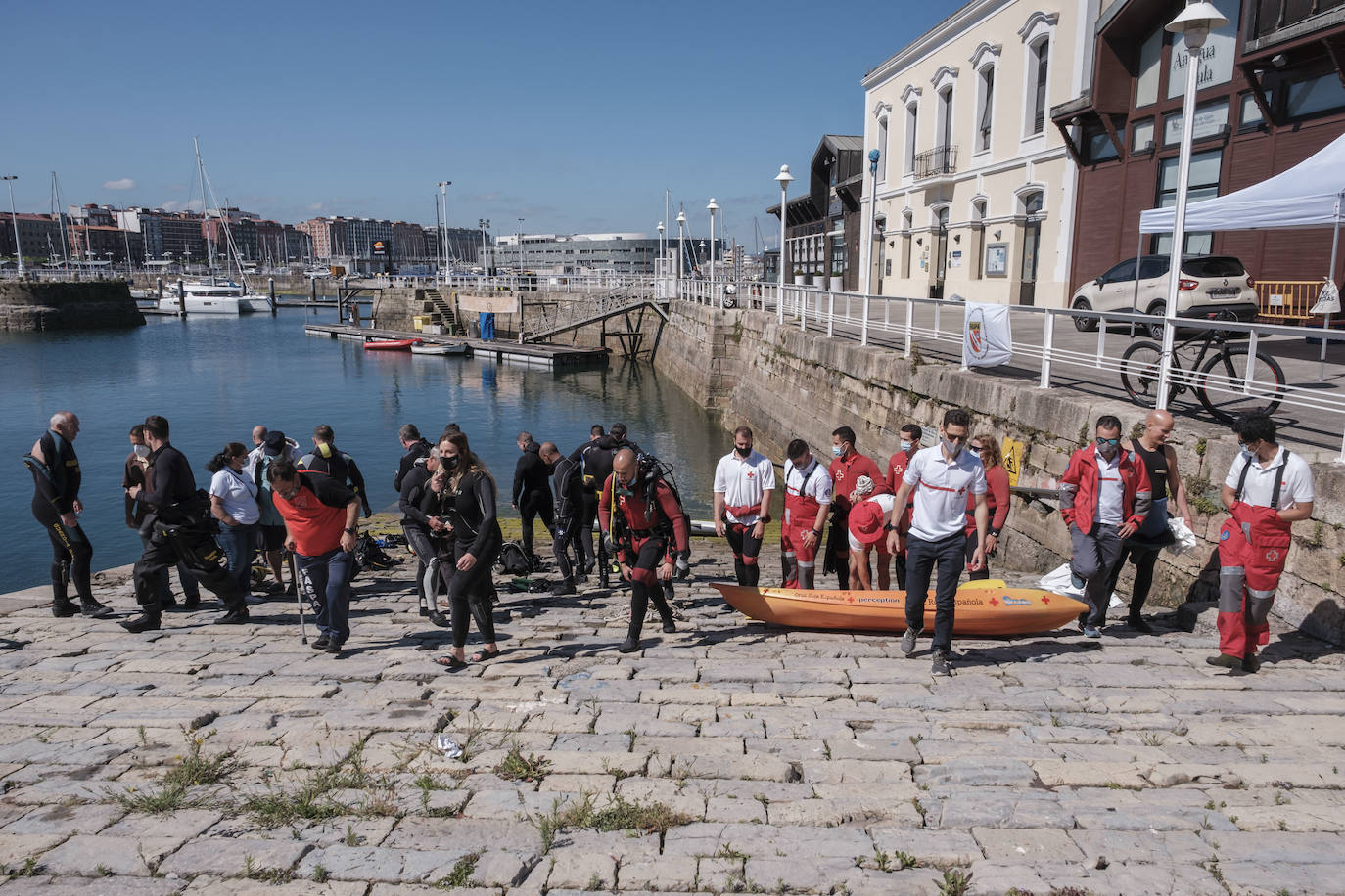 Con motivo del Día Mundial del Medioambiente, una veintena de buzos voluntarios procedió a retirar los residuos del fondo marino de la dársena interior del Puerto Deportivo de Gijón. Llegaron a sacar a tierra baterías, carros de la compra y hasta una bicicleta.